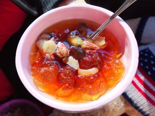 玫瑰花红枣百合桃胶甜羹 