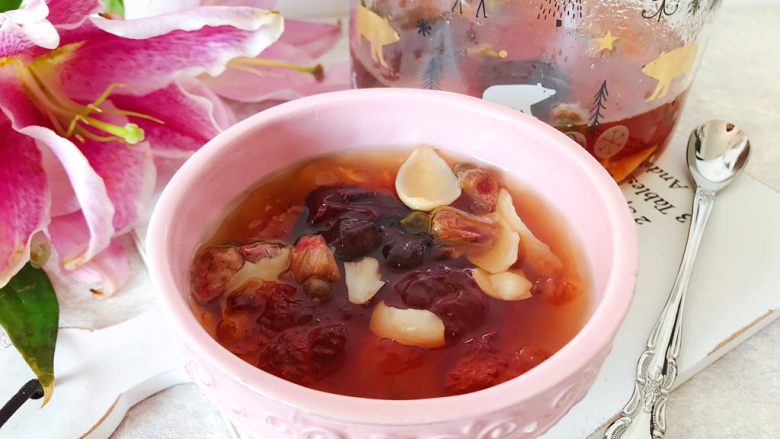 玫瑰花红枣百合桃胶甜羹 